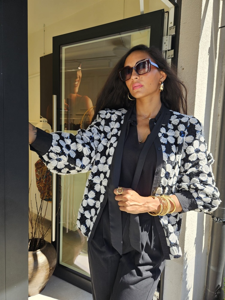 Kanten bloemenshirt TINA – Zwart en wit